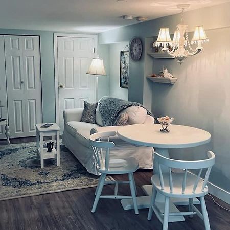 Quaint 1 Bedroom Lower Suite In Victoria, Bc Exteriér fotografie