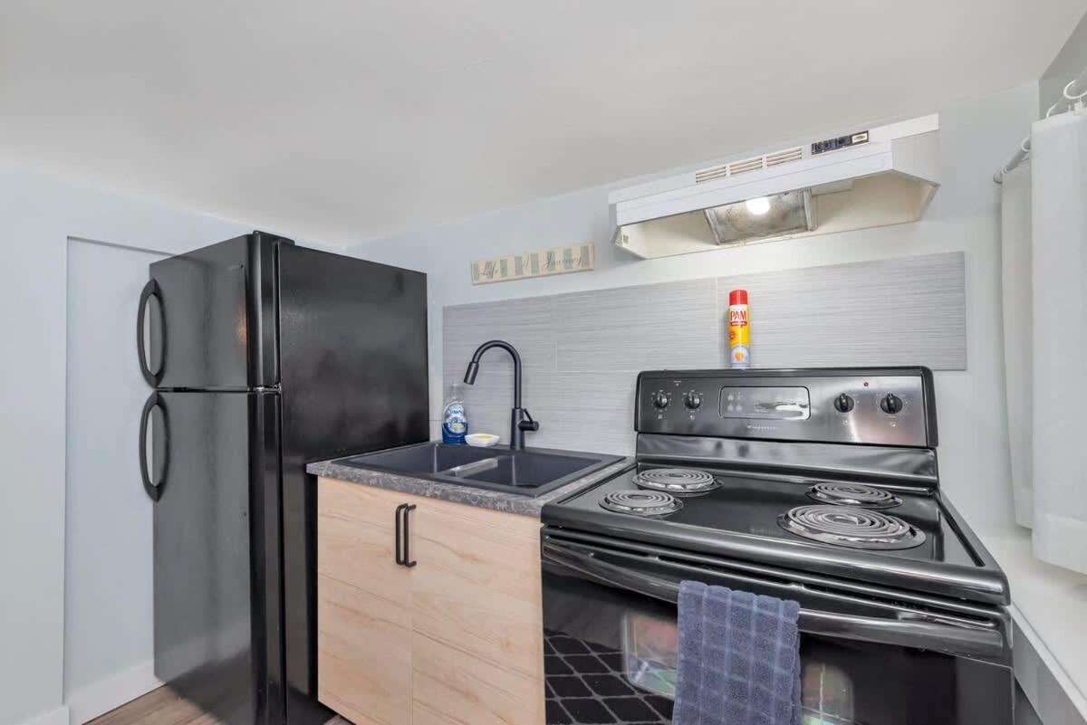Quaint 1 Bedroom Lower Suite In Victoria, Bc Exteriér fotografie
