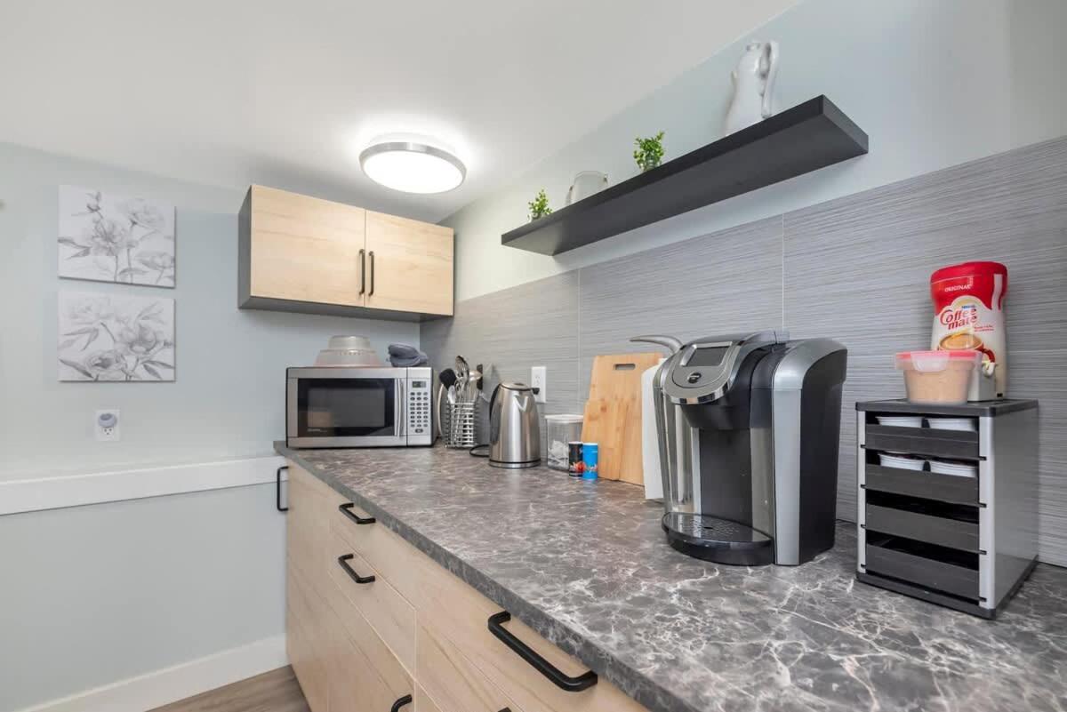 Quaint 1 Bedroom Lower Suite In Victoria, Bc Exteriér fotografie