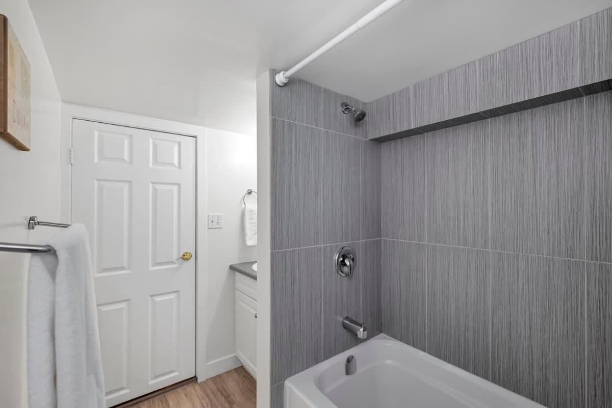 Quaint 1 Bedroom Lower Suite In Victoria, Bc Exteriér fotografie