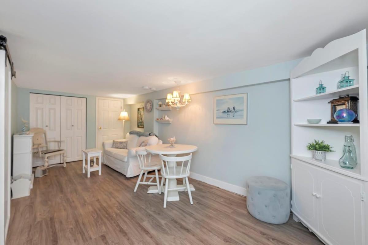 Quaint 1 Bedroom Lower Suite In Victoria, Bc Exteriér fotografie