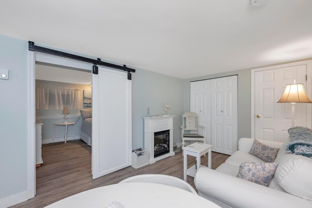 Quaint 1 Bedroom Lower Suite In Victoria, Bc Exteriér fotografie