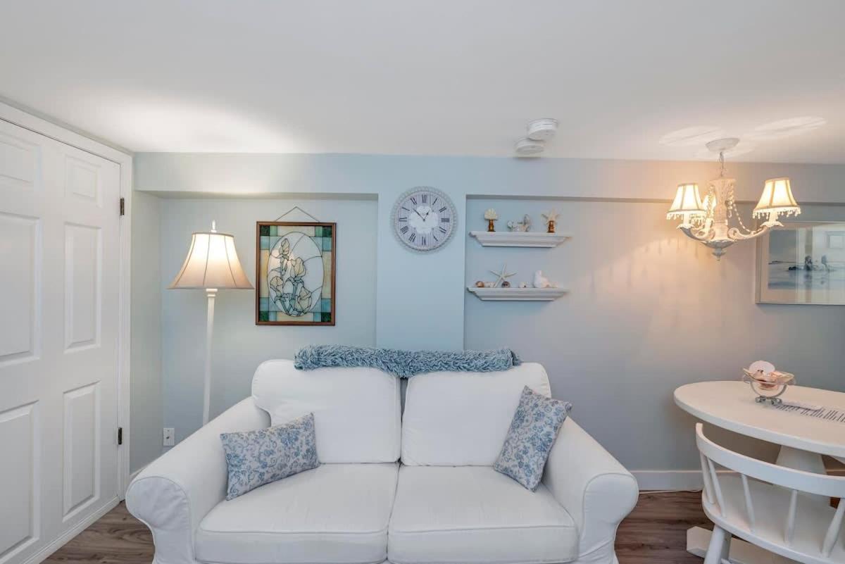 Quaint 1 Bedroom Lower Suite In Victoria, Bc Exteriér fotografie
