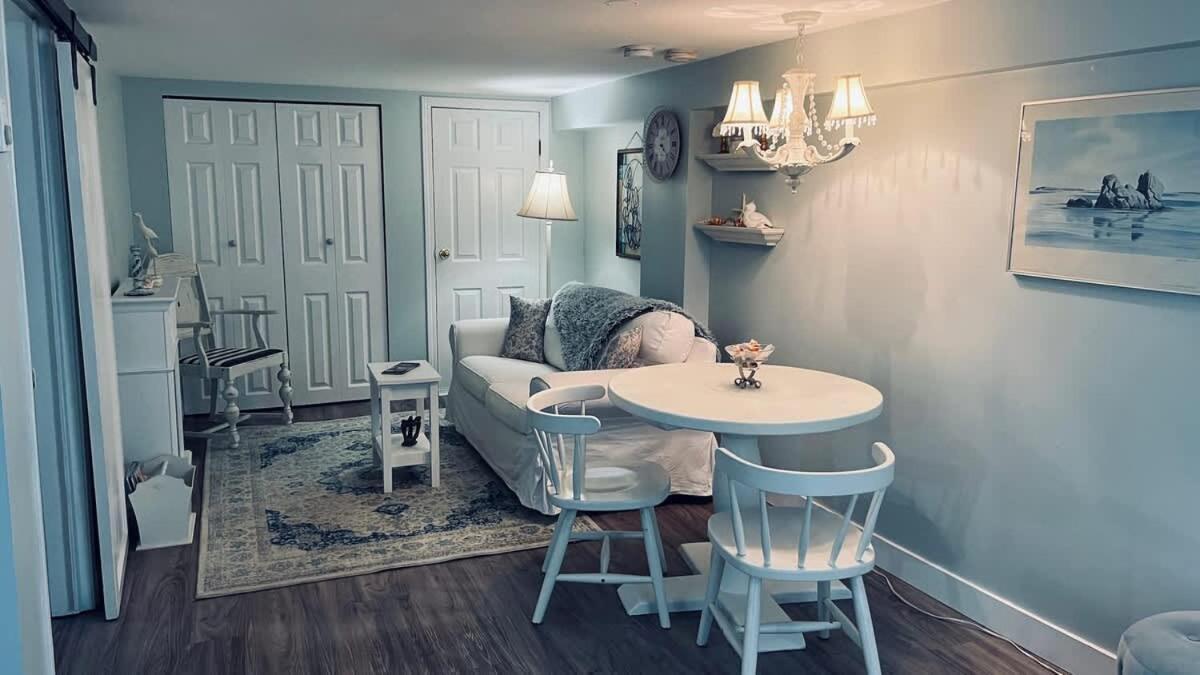 Quaint 1 Bedroom Lower Suite In Victoria, Bc Exteriér fotografie