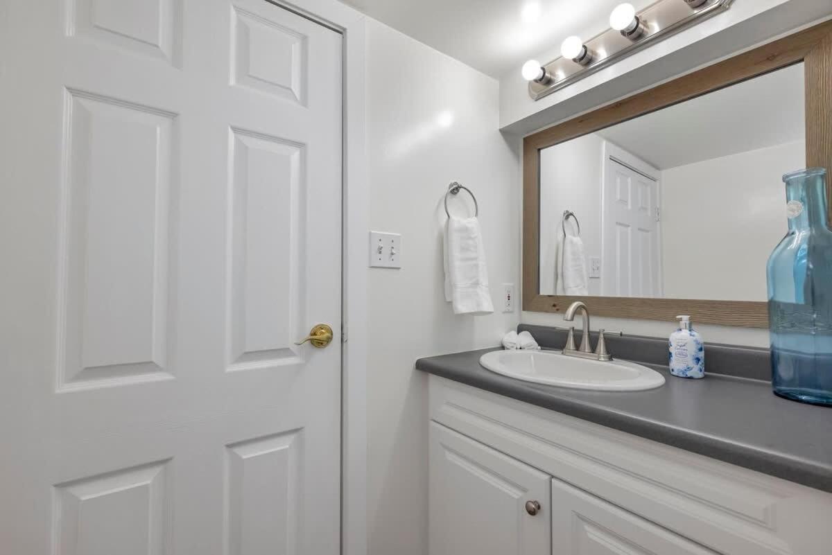 Quaint 1 Bedroom Lower Suite In Victoria, Bc Exteriér fotografie